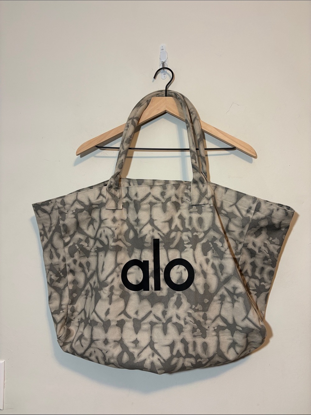 Alo Yoga Grey Tie-Dye Shopper Tote Weekender Bag Carry On Carry All Beach Trip